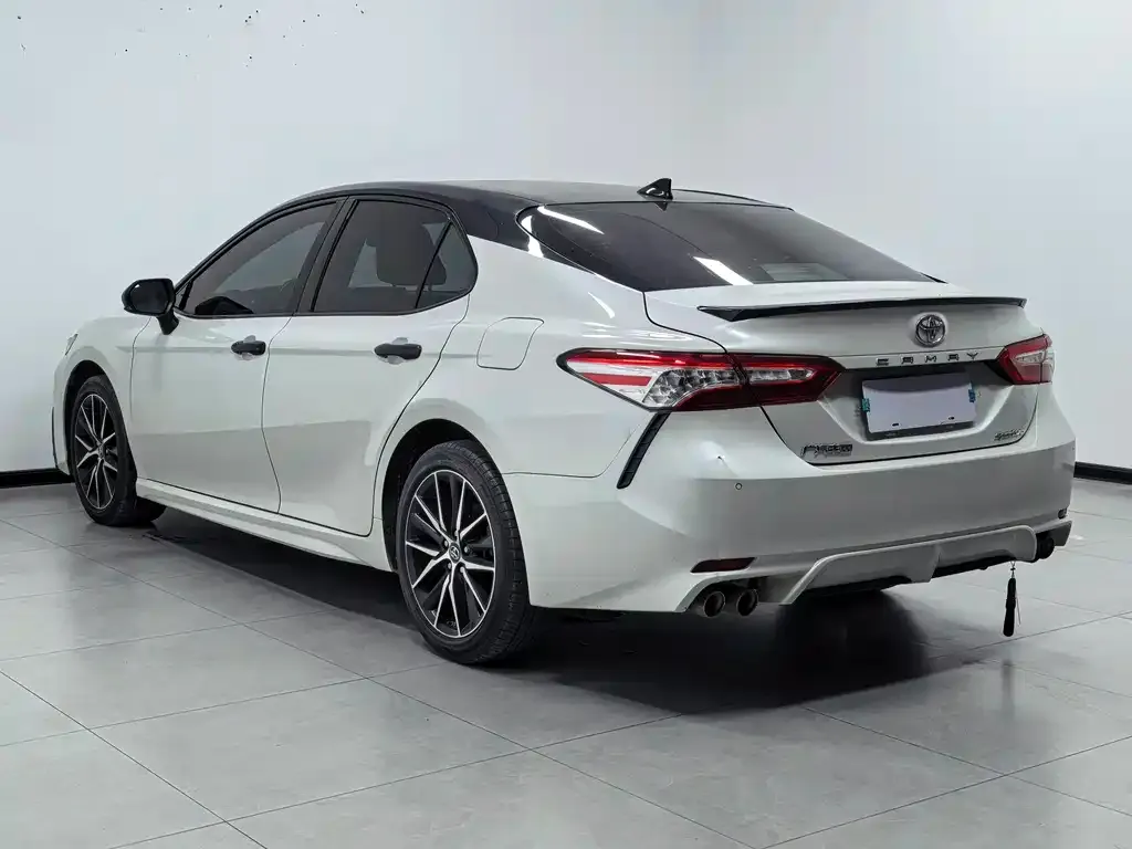 Toyota Camry — фото 3