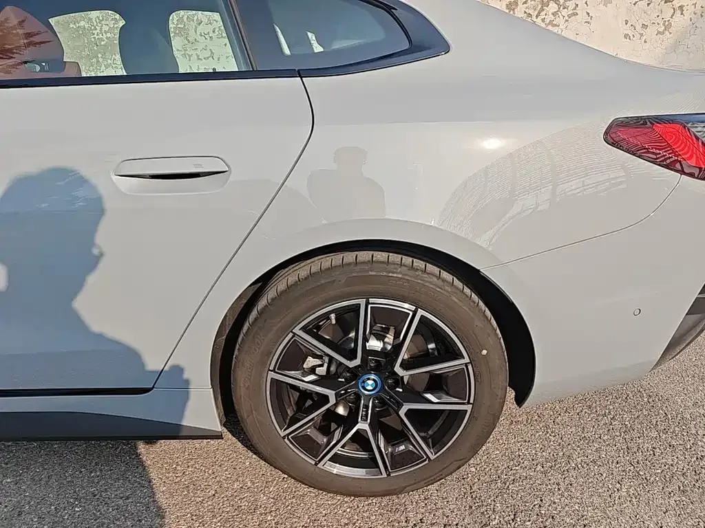 BMW i4 — фото 2