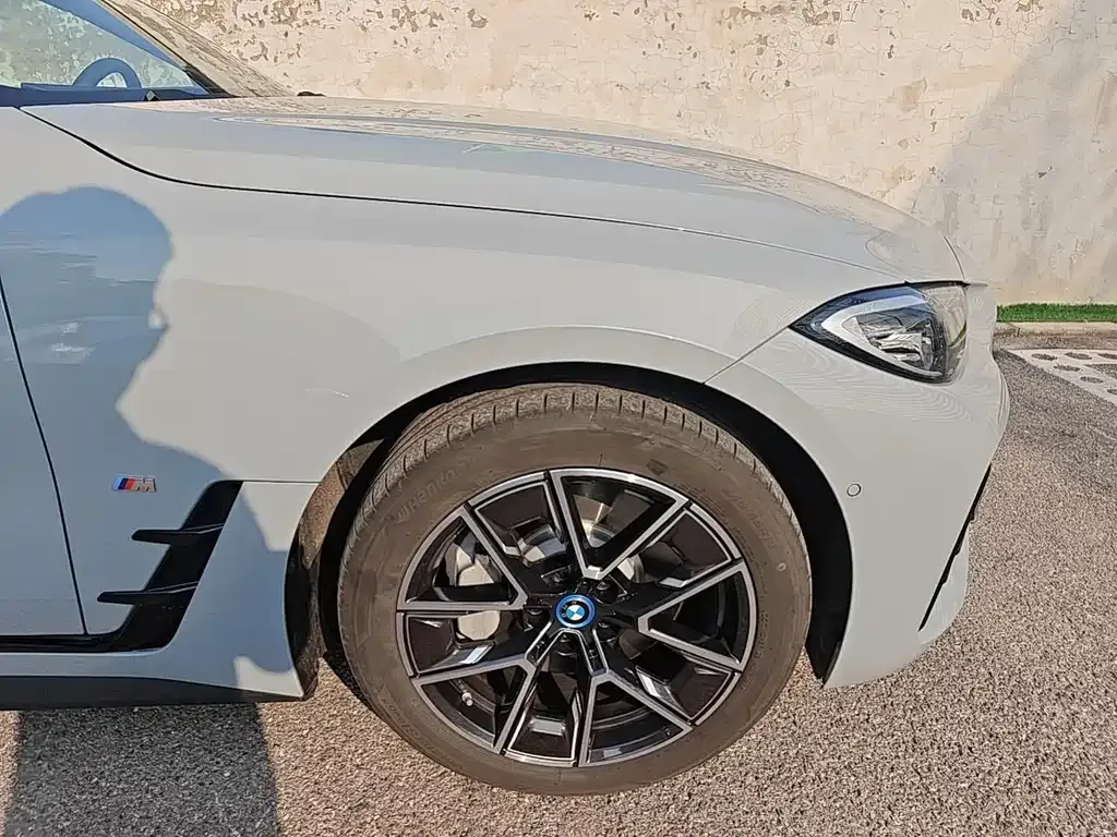 BMW i4 — фото 7