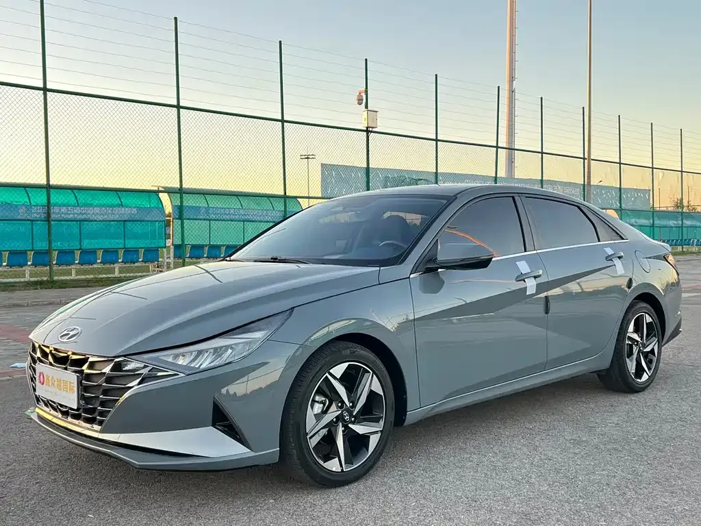 Hyundai Elantra — фото 1
