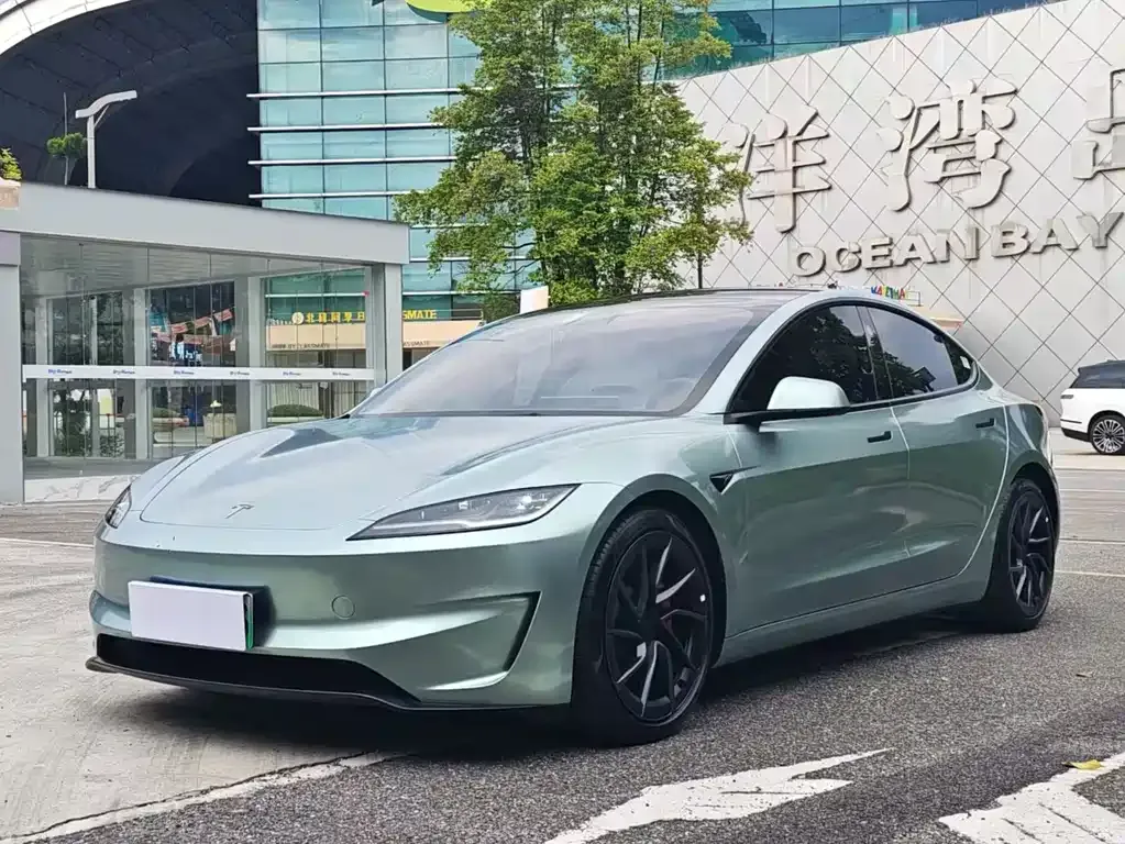 Tesla Model 3 — фото 1