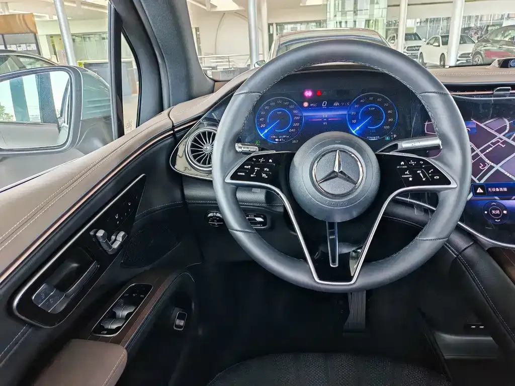 Mercedes-Benz EQS SUV — фото 5