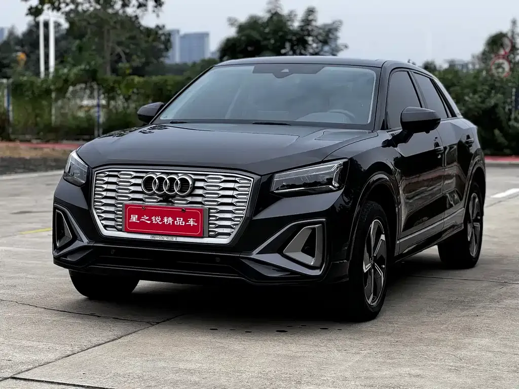 Audi Q2L e-tron — фото 1