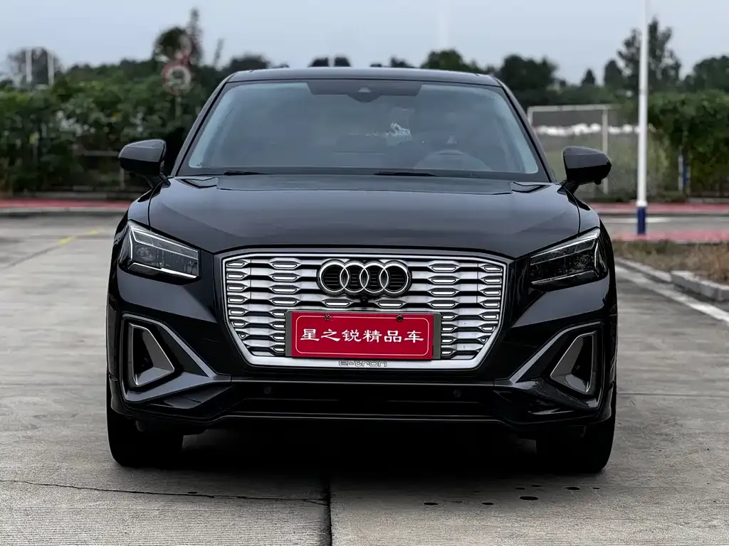 Audi Q2L e-tron — фото 2