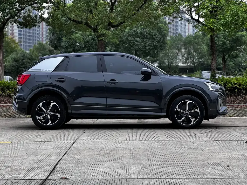 Audi Q2L e-tron — фото 10