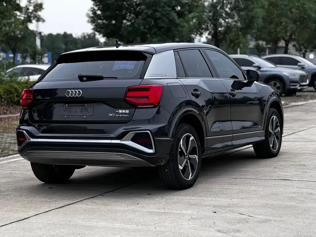 Audi Q2L e-tron — фото 8