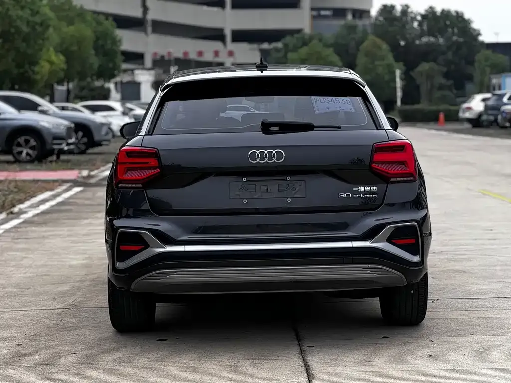 Audi Q2L e-tron — фото 9