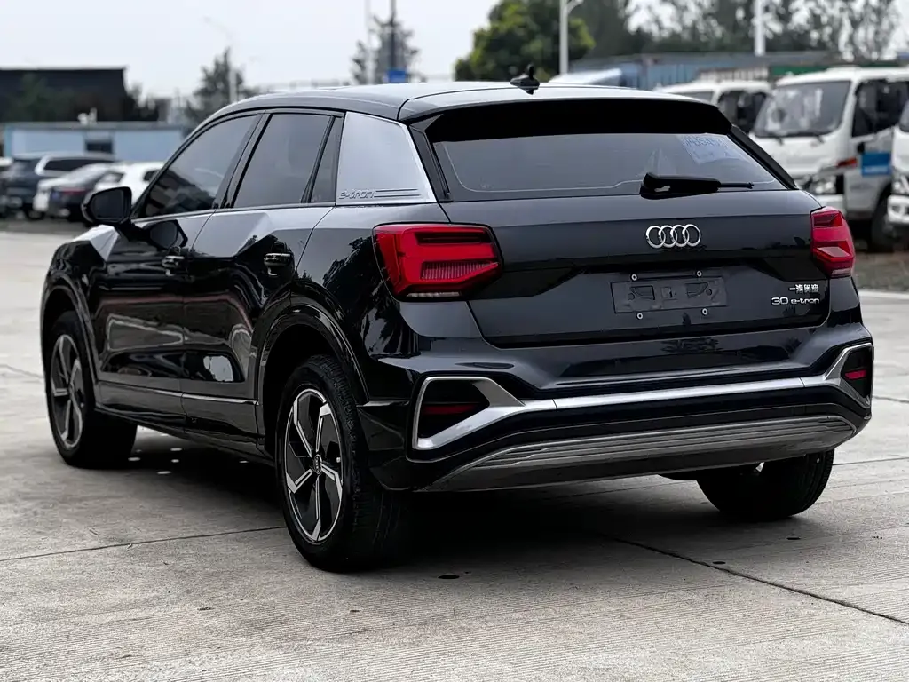 Audi Q2L e-tron — фото 6