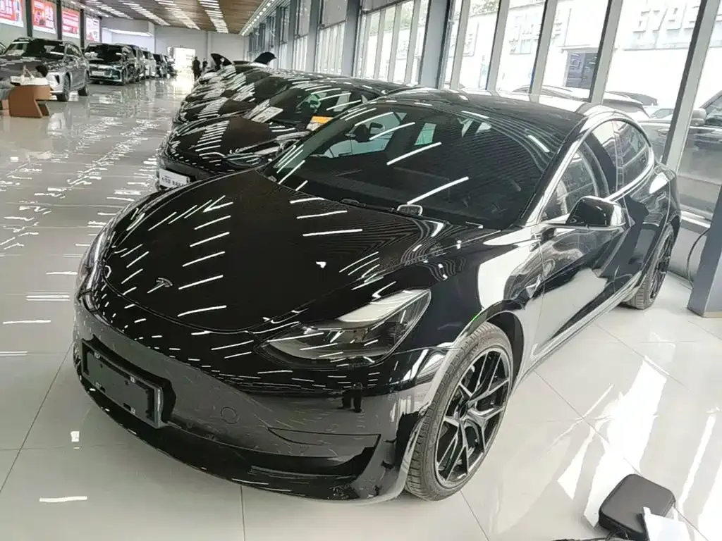 Tesla Model 3 — фото 10