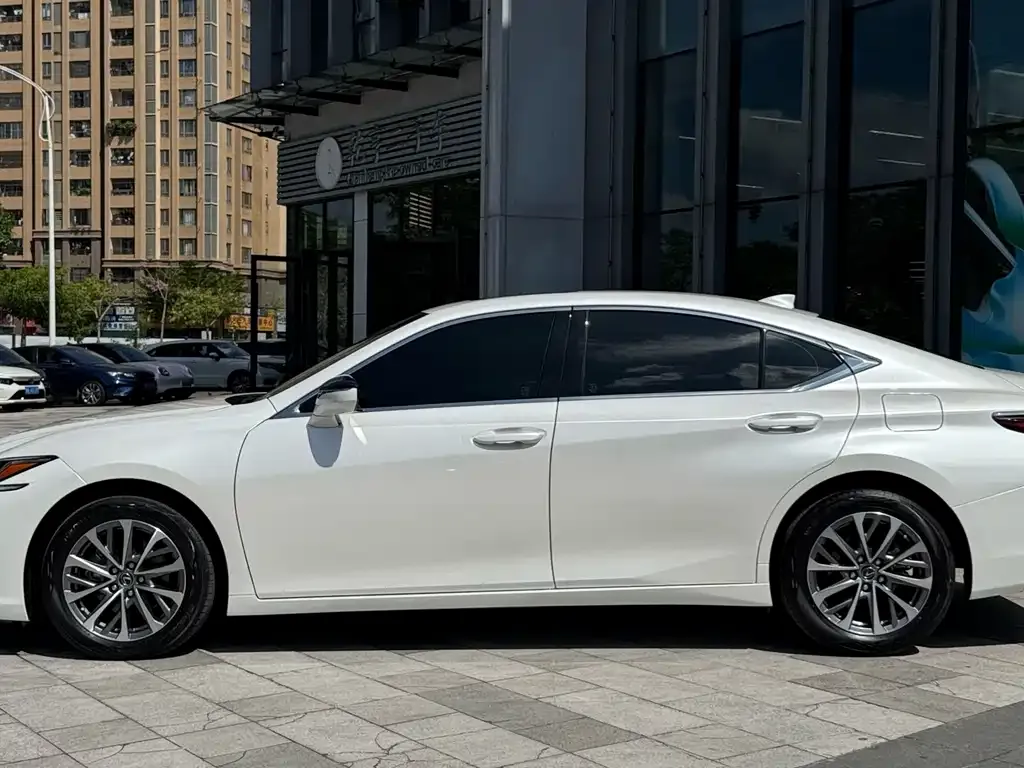 Lexus ES — фото 10