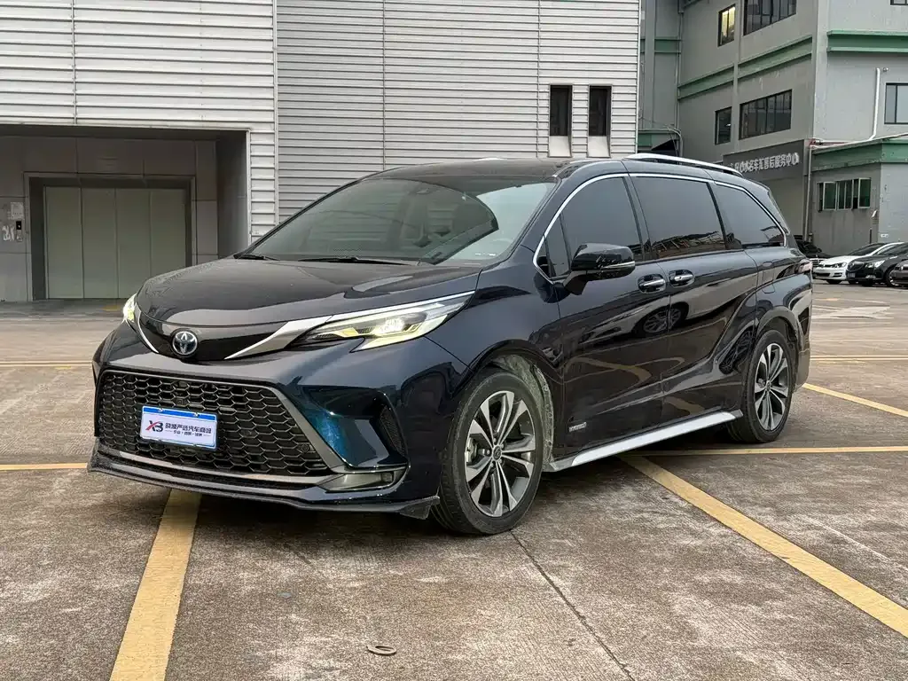 Toyota Granvia — фото 1