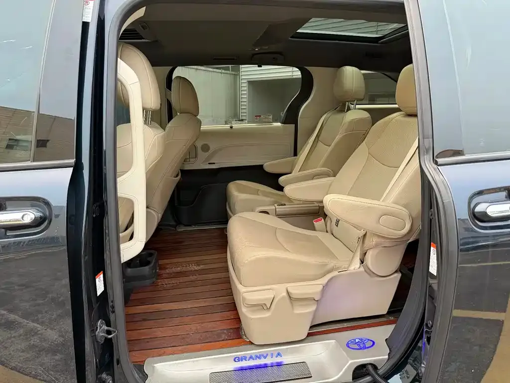 Toyota Granvia — фото 2