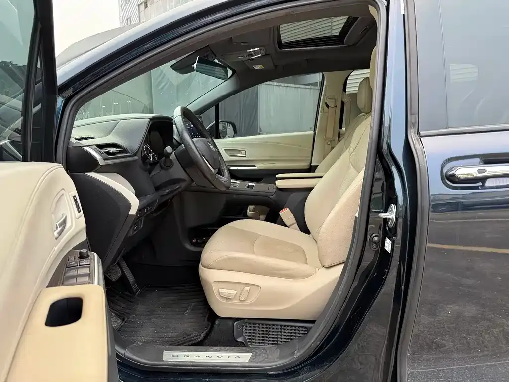 Toyota Granvia — фото 9
