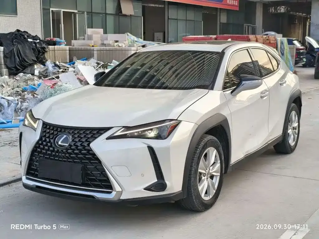 Lexus UX — фото 1