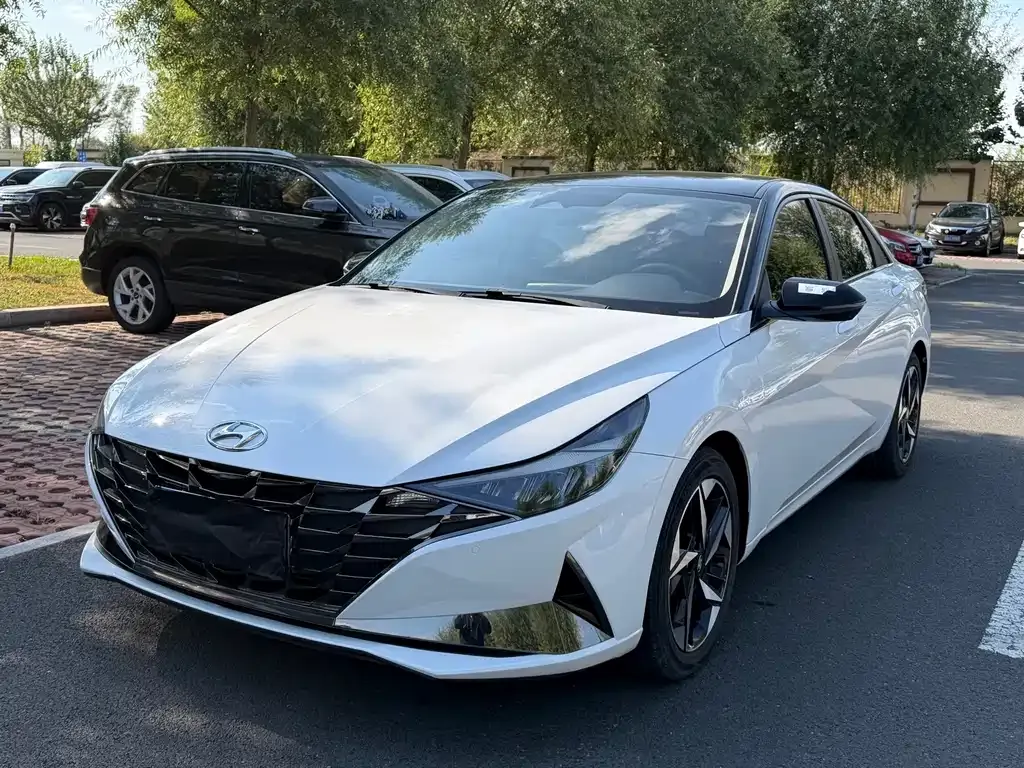 Hyundai Elantra — фото 1