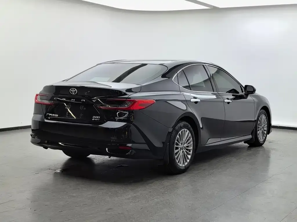 Toyota Camry — фото 2