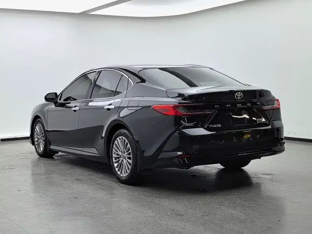 Toyota Camry — фото 6