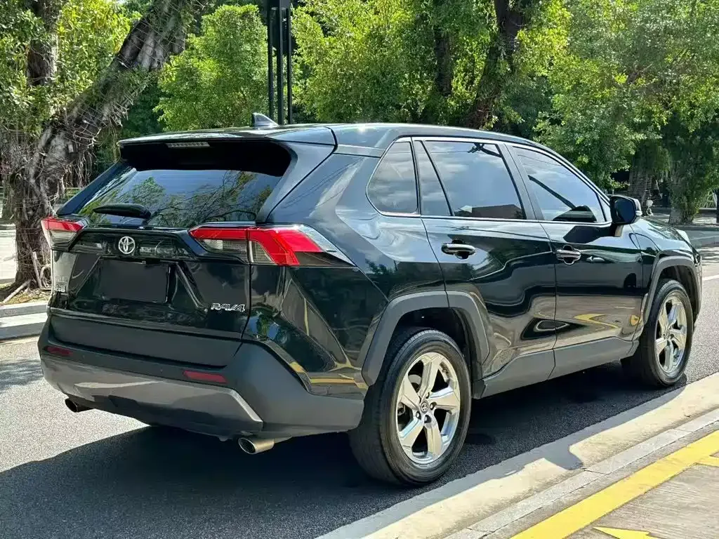 Toyota RAV4 — фото 9