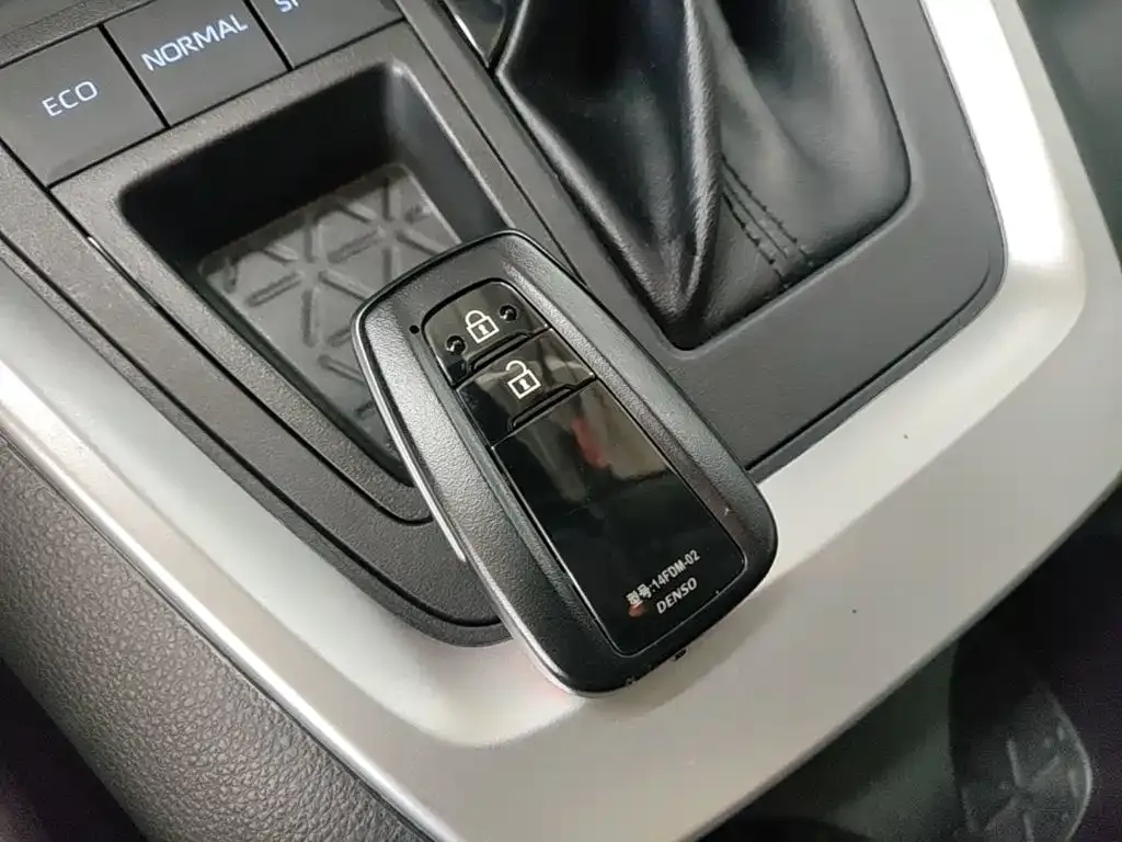 Toyota RAV4 — фото 3