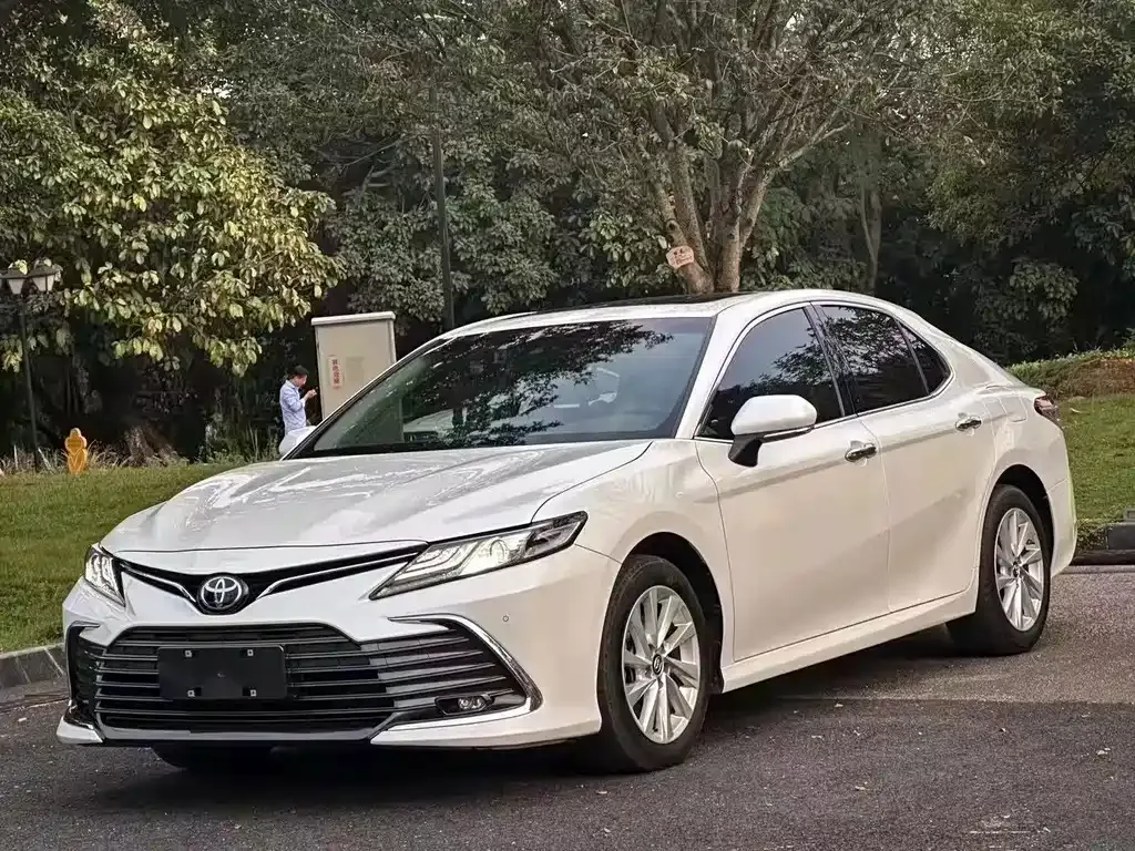 Toyota Camry — фото 1