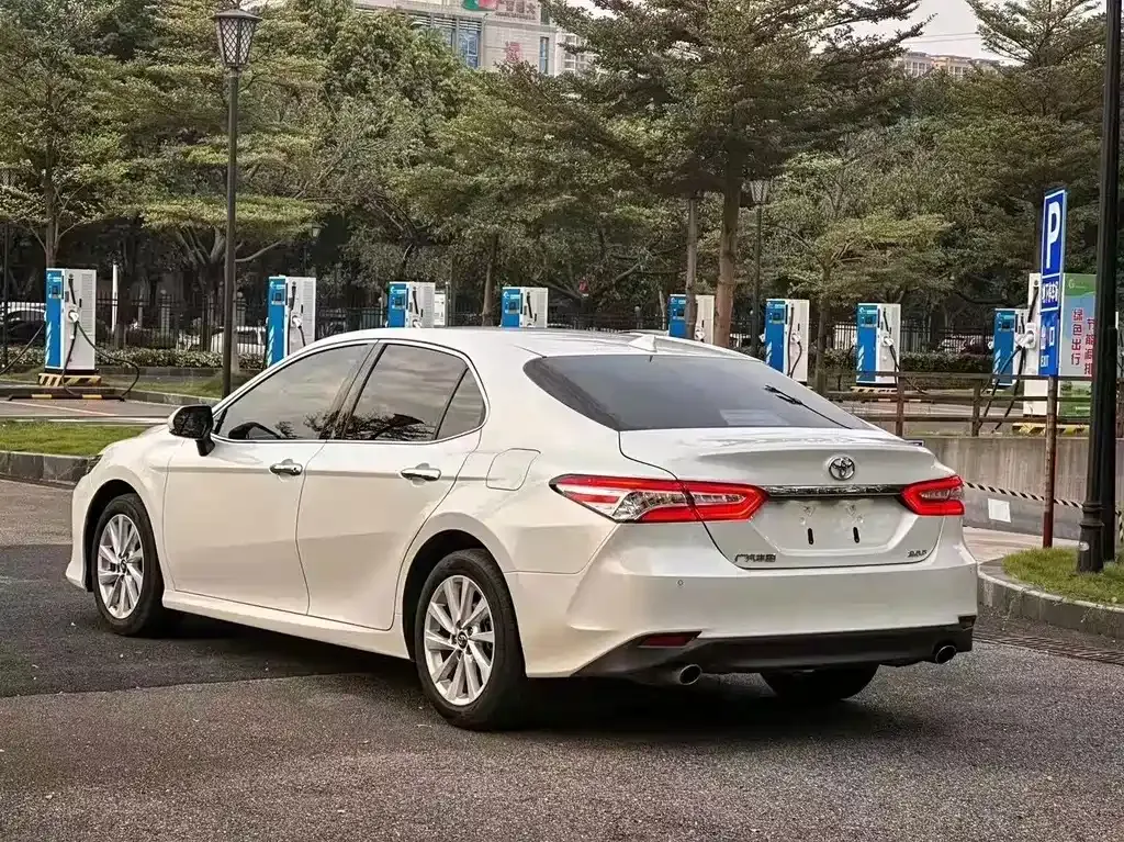 Toyota Camry — фото 7
