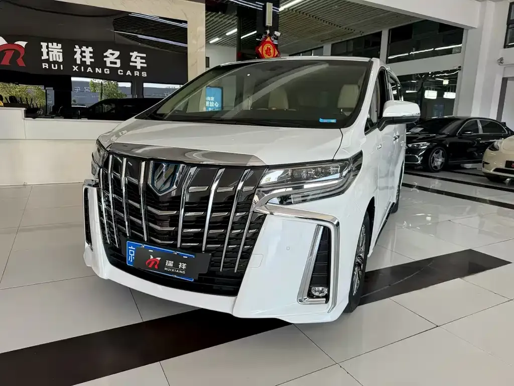 Toyota Alphard — фото 1