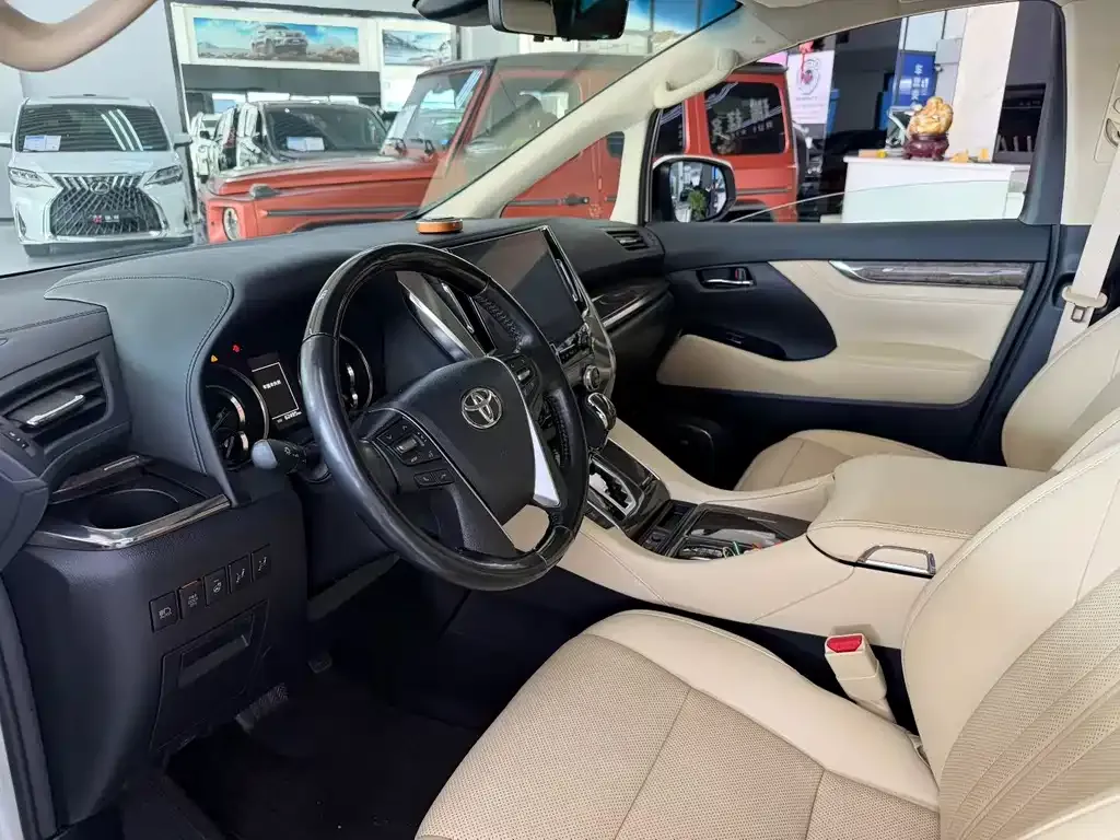 Toyota Alphard — фото 4