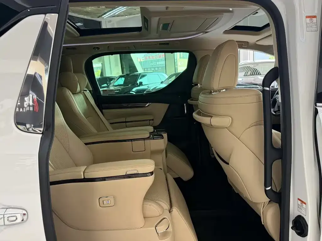 Toyota Alphard — фото 5