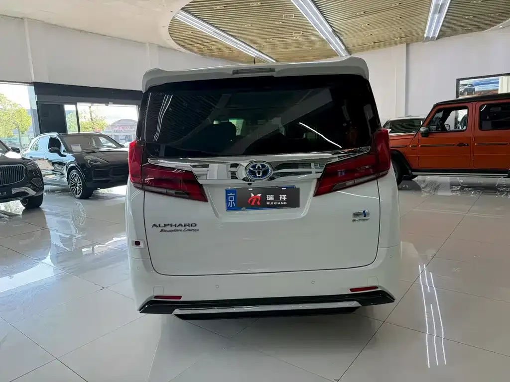 Toyota Alphard — фото 3