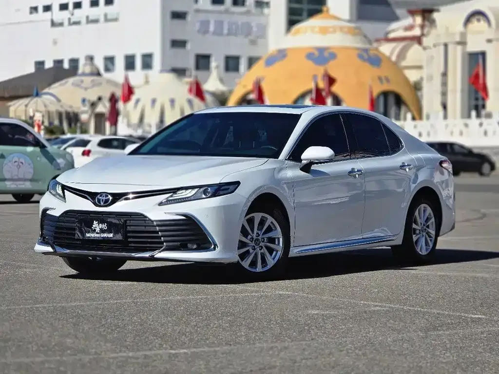 Toyota Camry — фото 1