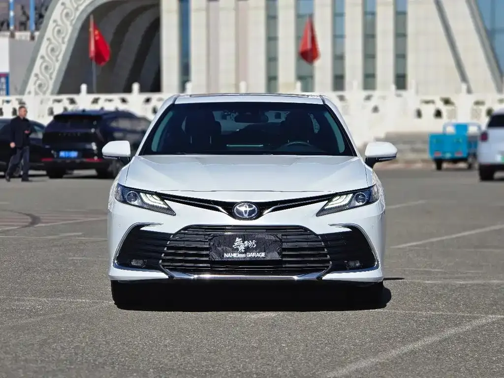 Toyota Camry — фото 2