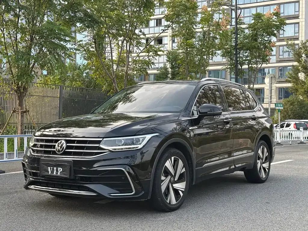 Volkswagen Tiguan L — фото 1