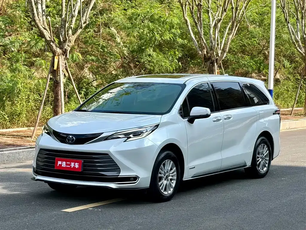 Toyota Sienna — фото 1