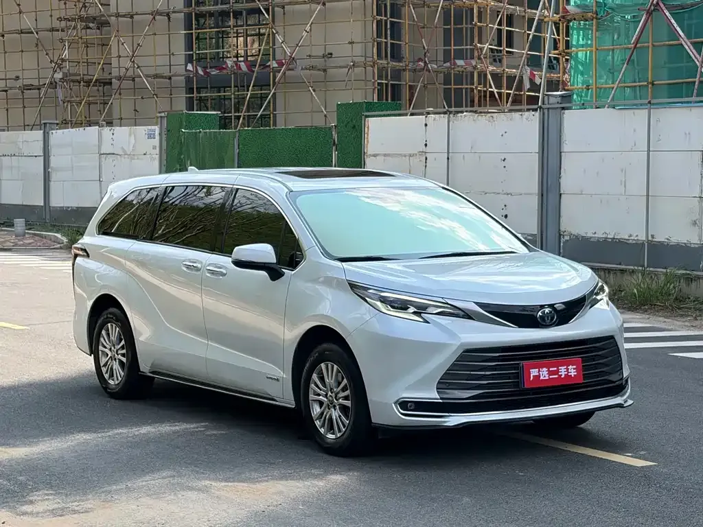 Toyota Sienna — фото 3
