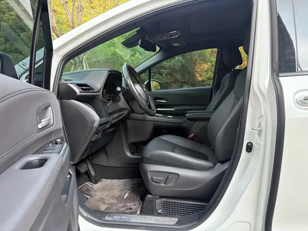 Toyota Sienna — фото 5