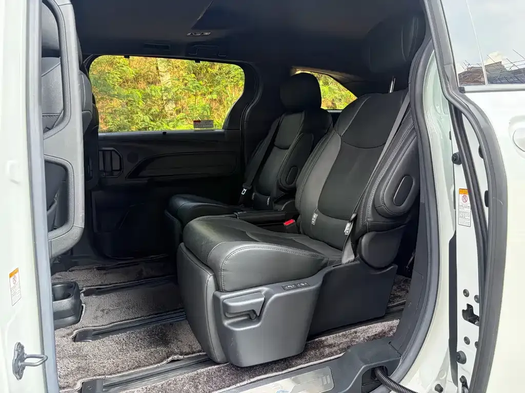 Toyota Sienna — фото 4