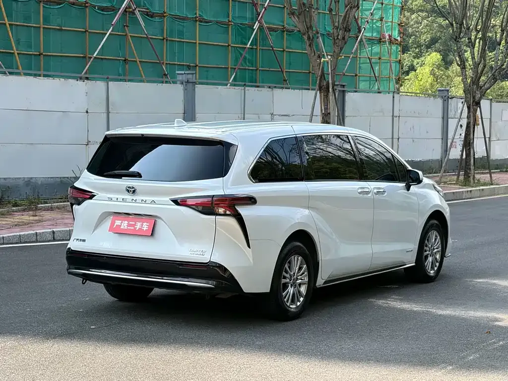Toyota Sienna — фото 2