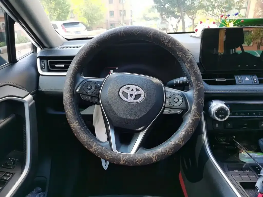 Toyota RAV4 — фото 4