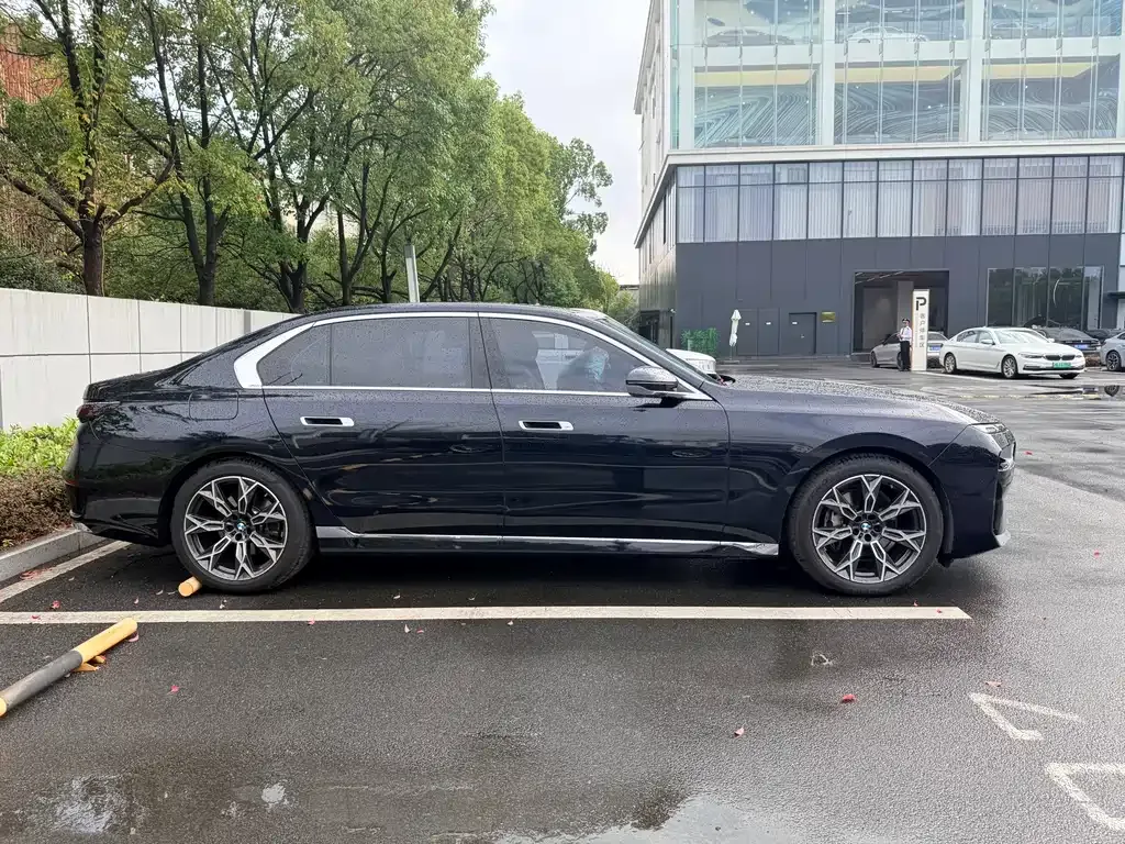 BMW 7 Series — фото 10