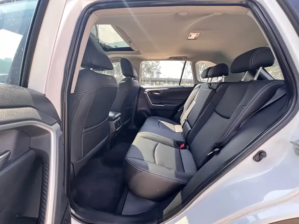 Toyota RAV4 — фото 4