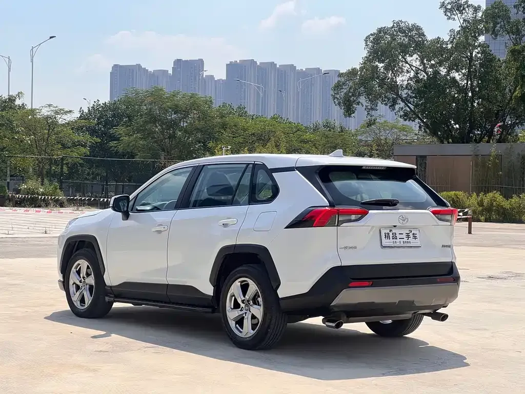 Toyota RAV4 — фото 2
