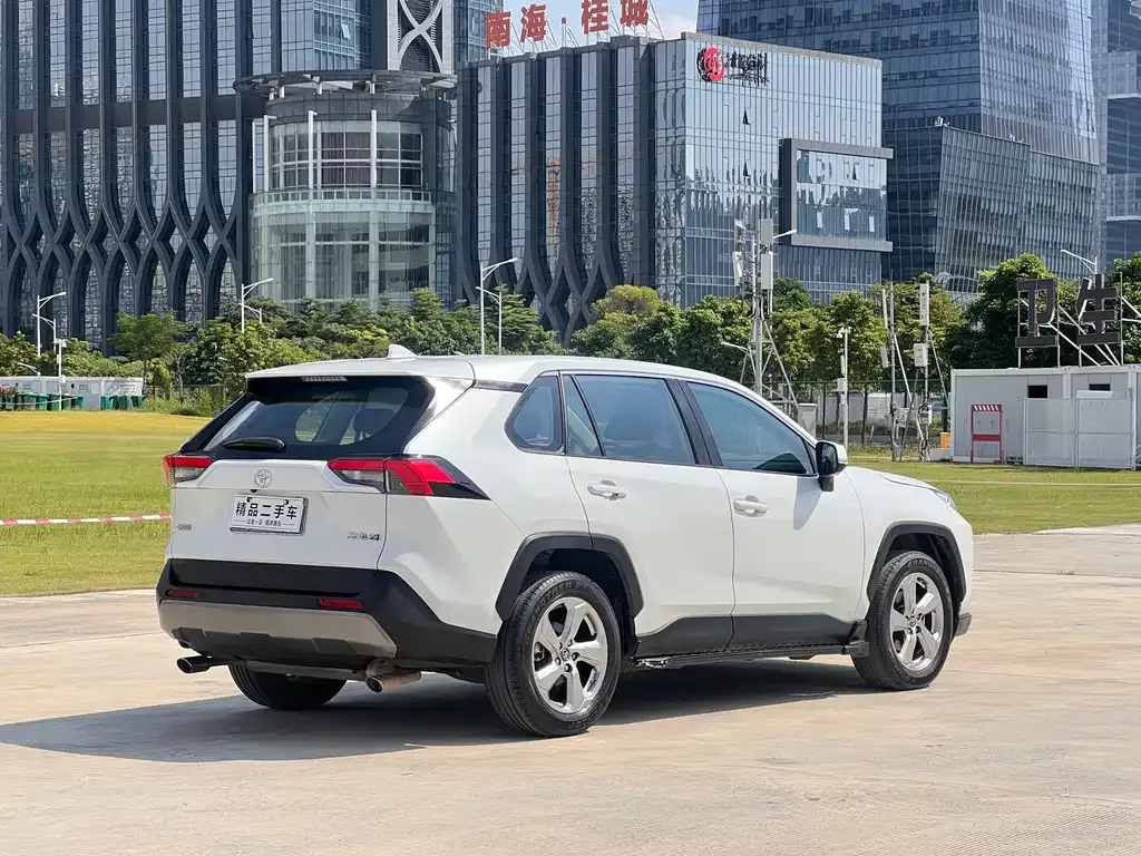 Toyota RAV4 — фото 8