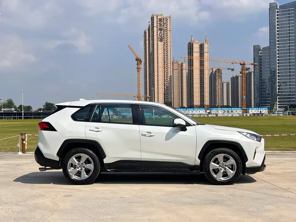 Toyota RAV4 — фото 5