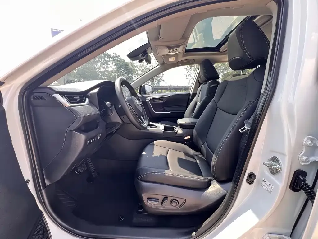Toyota RAV4 — фото 3