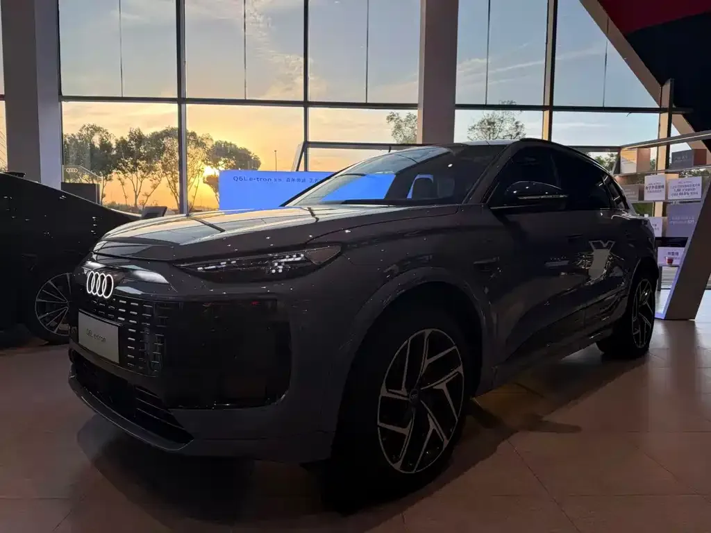 Audi Q6L e-tron — фото 1