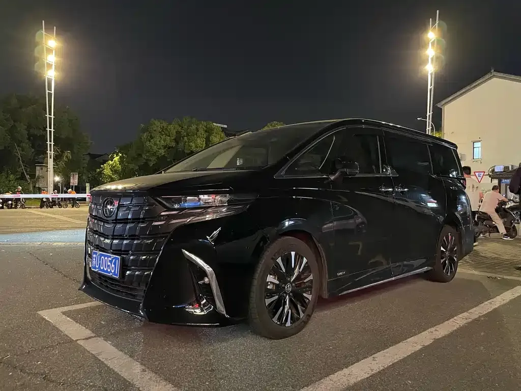 Toyota Alphard — фото 1