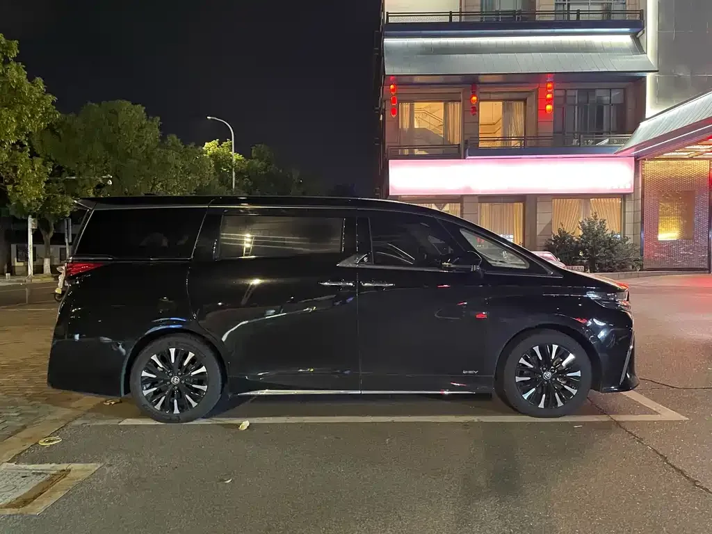 Toyota Alphard — фото 2