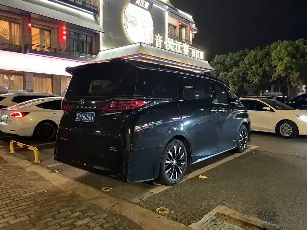 Toyota Alphard — фото 8