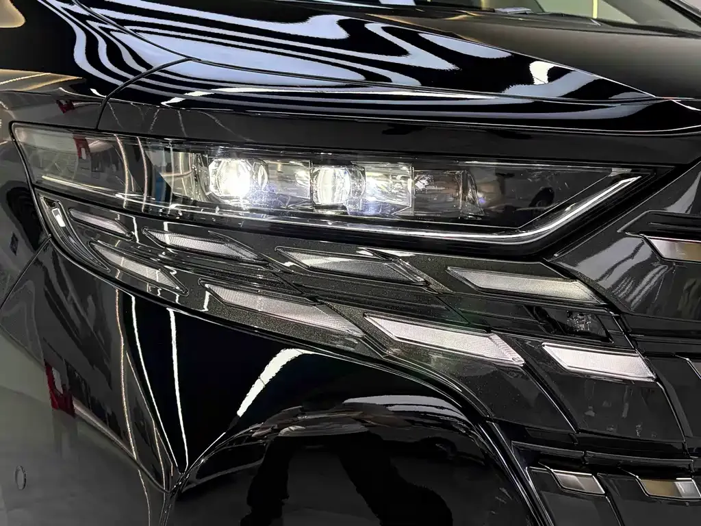 Toyota Alphard — фото 8