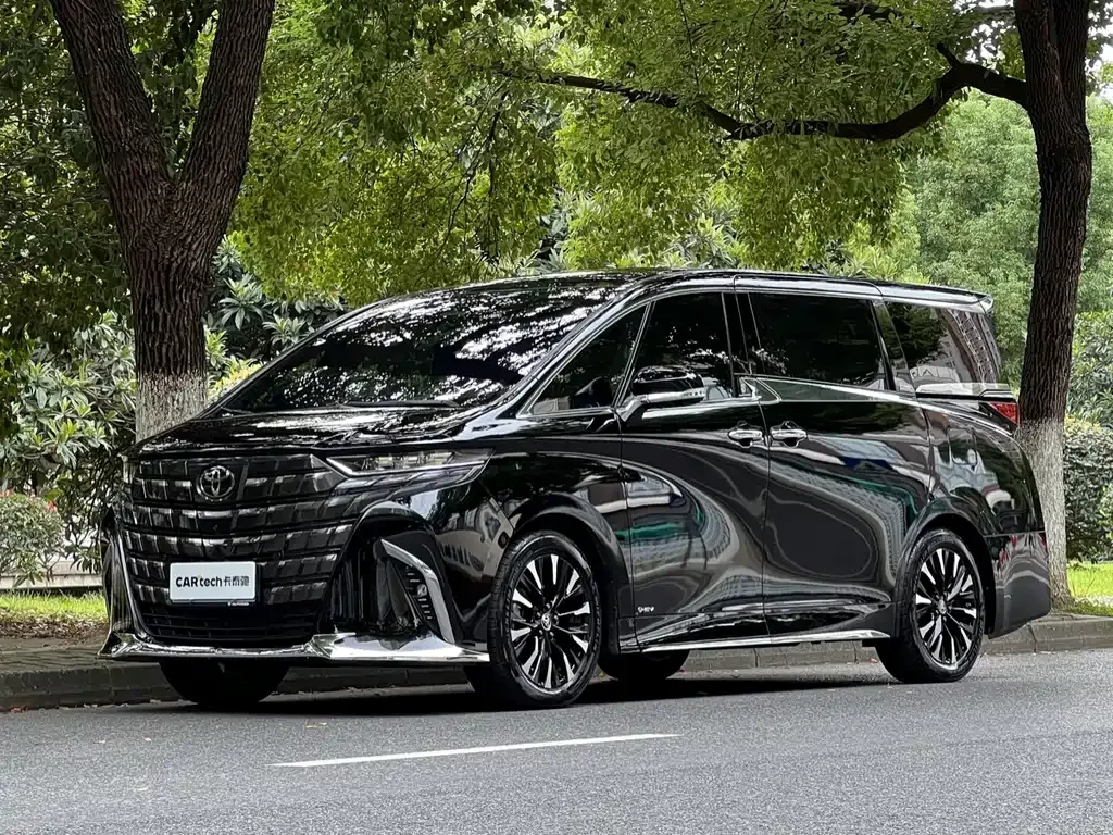 Toyota Alphard — фото 1